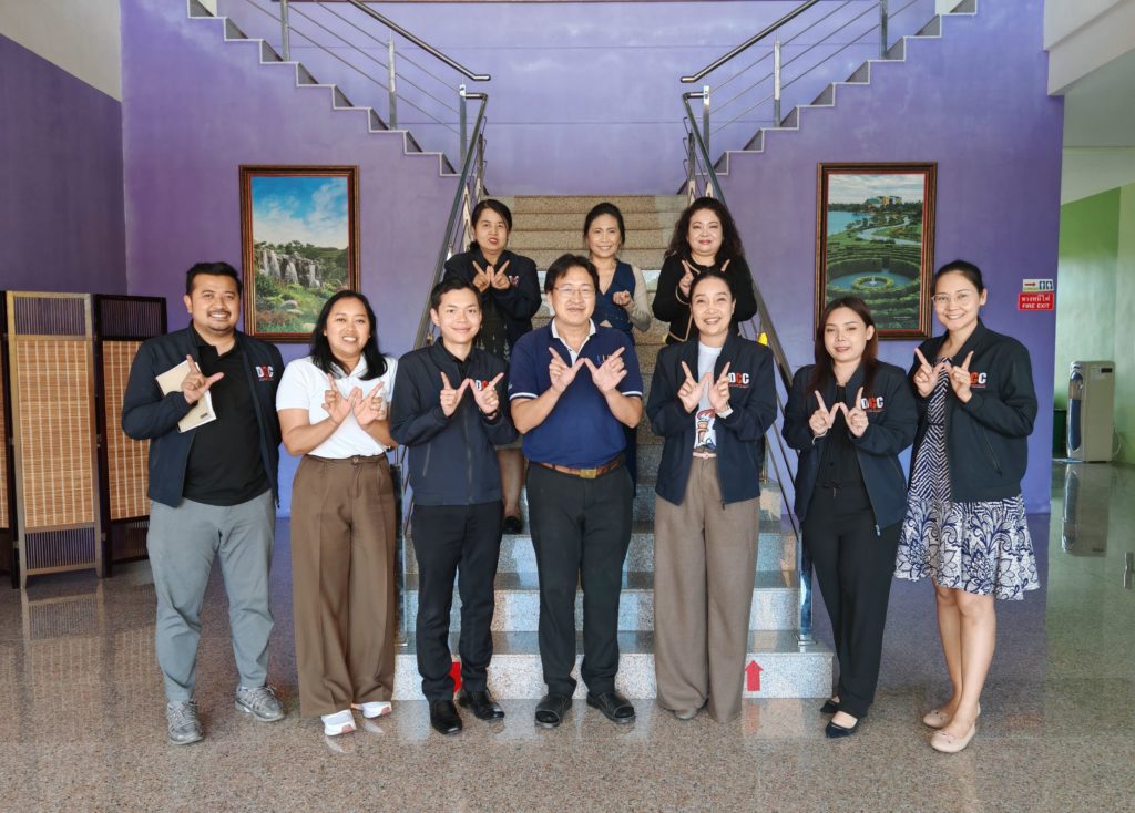 กลุ่มบุคลากรจาก DCC ถ่ายภาพร่วมกันที่มหาวิทยาลัยวลัยลักษณ์