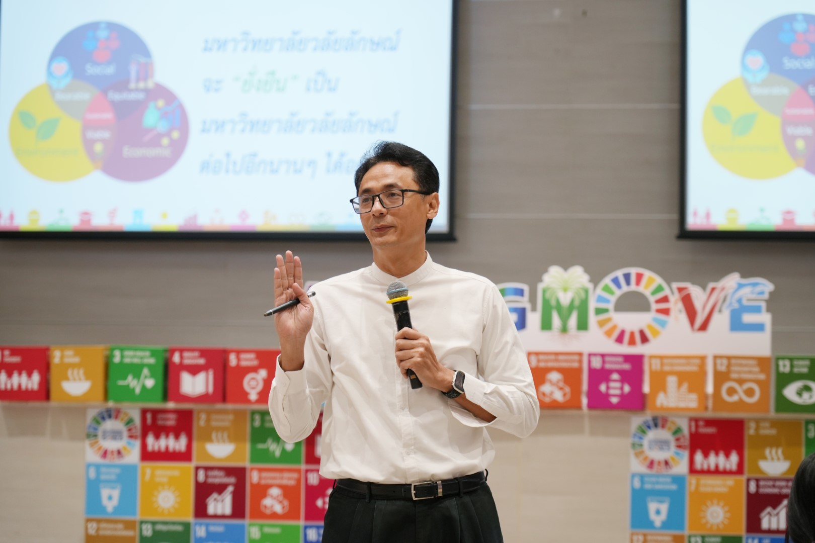 A speaker presenting at a workshop on sustainable development at Walailak University.