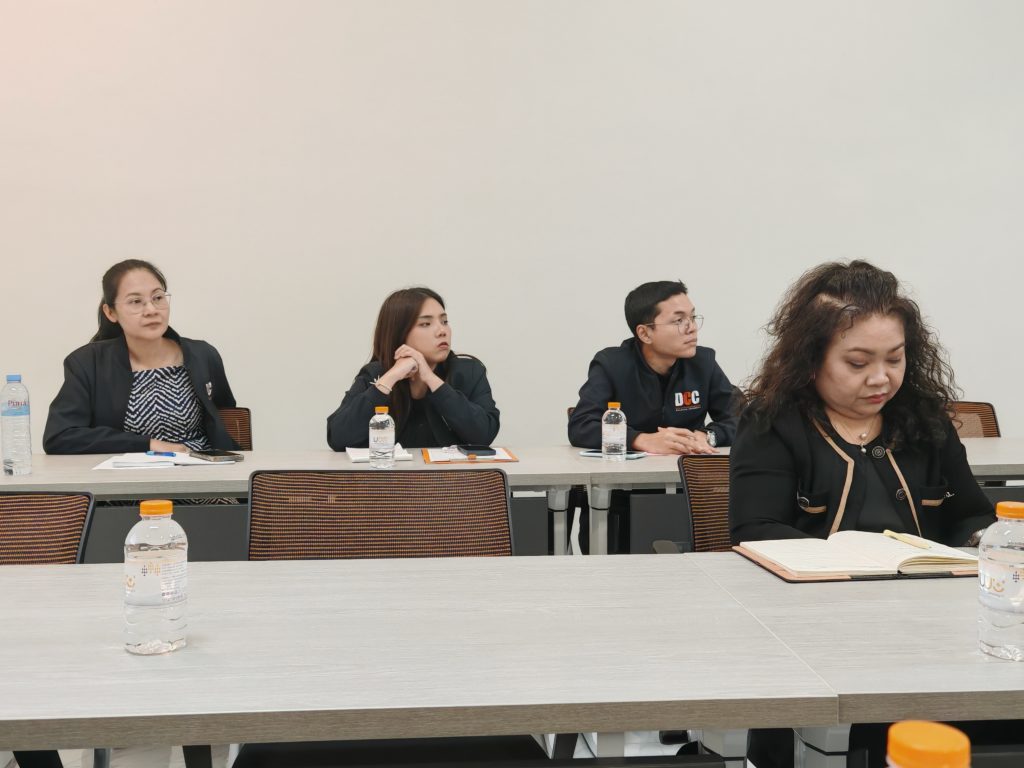 กลุ่มผู้เข้าร่วมประชุมที่ DCC กำลังฟังการนำเสนอ
