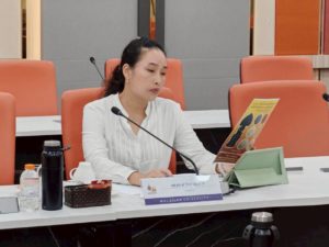 ผู้เข้าร่วมประชุมที่มหาวิทยาลัยวลัยลักษณ์กำลังอ่านเอกสาร