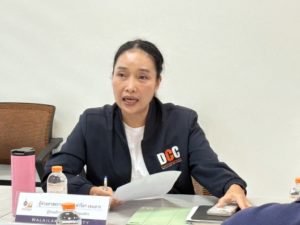 ผู้ช่วยศาสตราจารย์ ดร.ฟารีดา เจะเอาะ กำลังประชุมหารือแนวทางการสื่อสารประชาสัมพันธ์