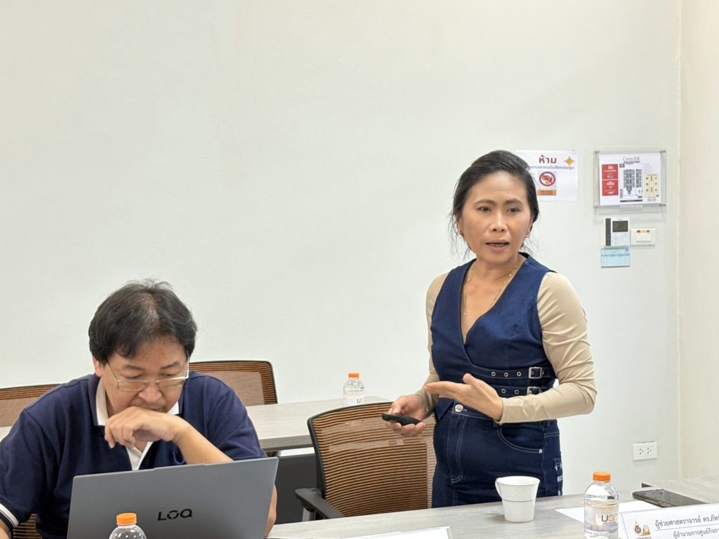 ผู้ช่วยศาสตราจารย์ ดร.ภัทร์นรินทร์ ศุภกร กำลังนำเสนอในงานประชุมที่มหาวิทยาลัยวลัยลักษณ์