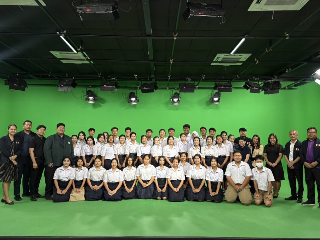 โรงเรียนเมืองนครศรีธรรมราชเยี่ยมสตูดิโอส่วนสื่อสารองค์กร