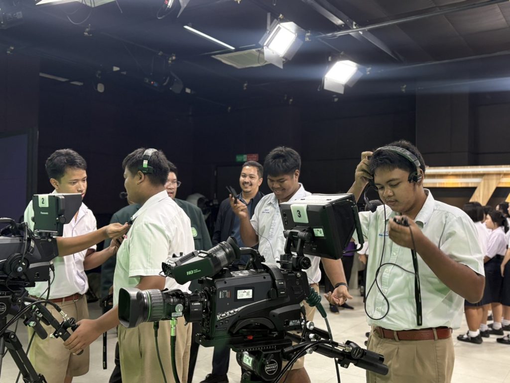 โรงเรียนเมืองนครศรีธรรมราชเยี่ยมสตูดิโอส่วนสื่อสารองค์กร