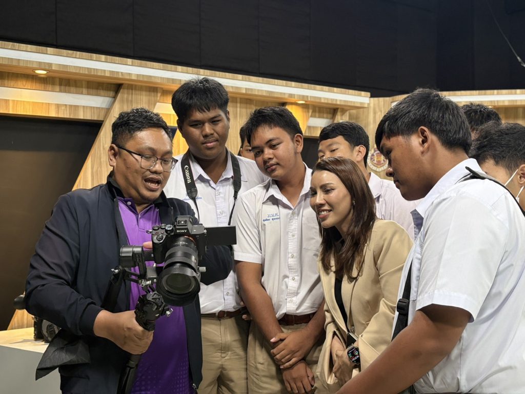 โรงเรียนเมืองนครศรีธรรมราชเยี่ยมสตูดิโอส่วนสื่อสารองค์กร