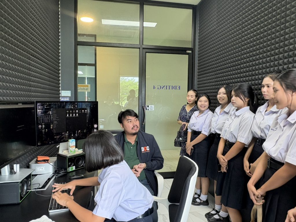 โรงเรียนเมืองนครศรีธรรมราชเยี่ยมสตูดิโอส่วนสื่อสารองค์กร