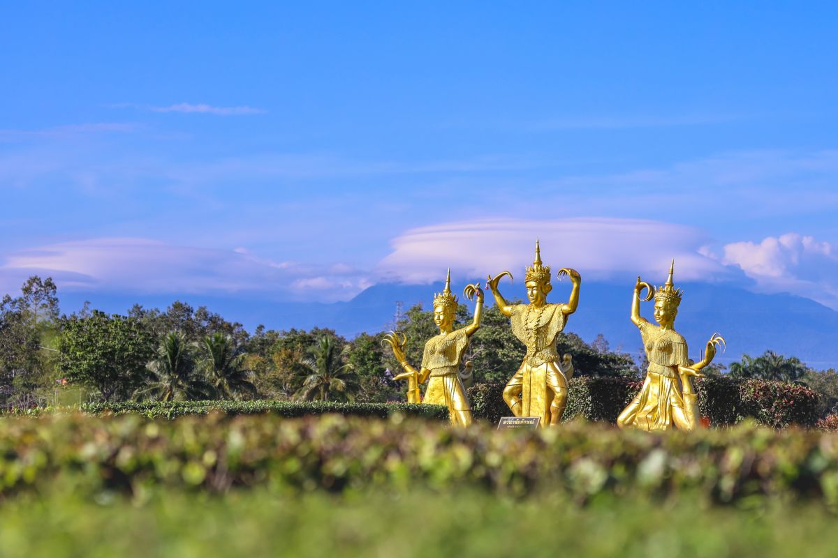 ประติมากรรมมโนราห์สีทอง สวนวลัยลักษณ์