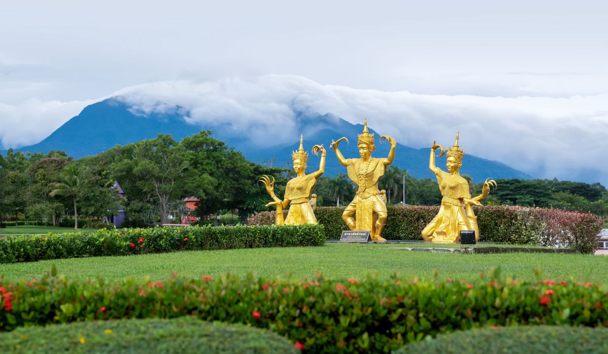 มโนราห์สีทอง ฉากหลังเขาหลวง